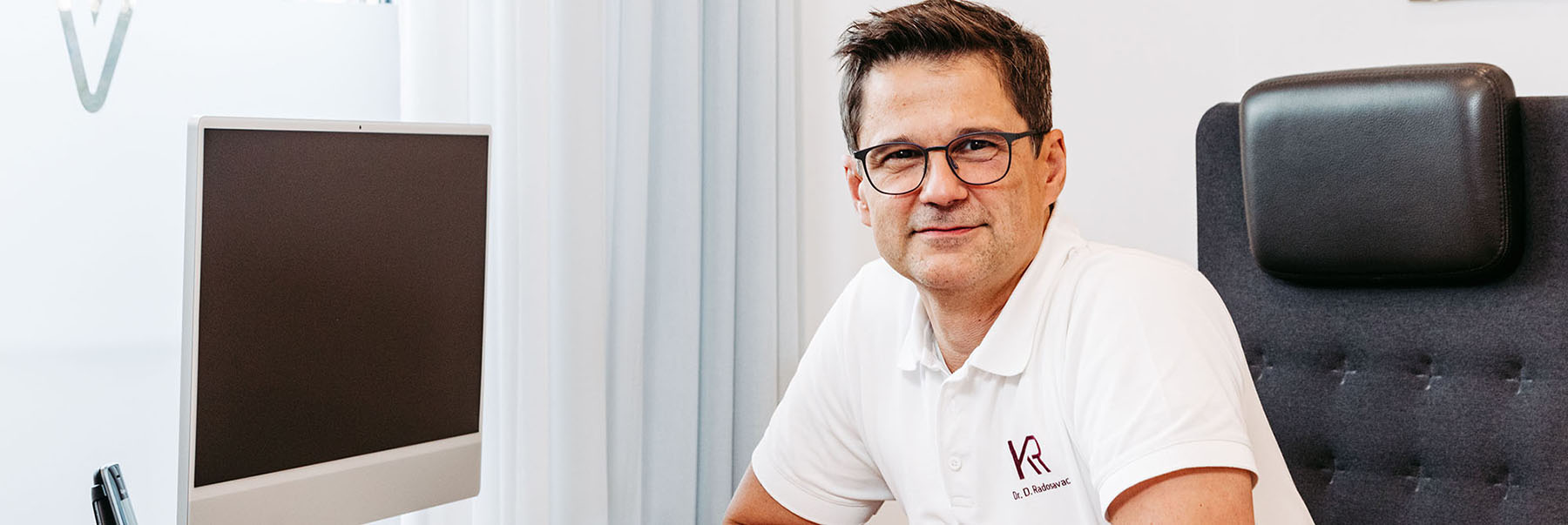 Dr. med. Dragan Radosavac am Schreibtisch